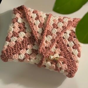 V-DAY (PINK) CROCHET BOOK/KINDLE SLEEVE